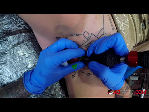 ❤️ Ekstreme tatuita varmulo Sully Savage ricevis tatuon sur sia klitoro ☑ Porno ĉe porno eo.yourxxxvideos.ru ﹏