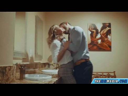 ❤️ Kiam belplena blondulo delogas vin en publika necesejo ☑ Porno ĉe porno eo.yourxxxvideos.ru ﹏